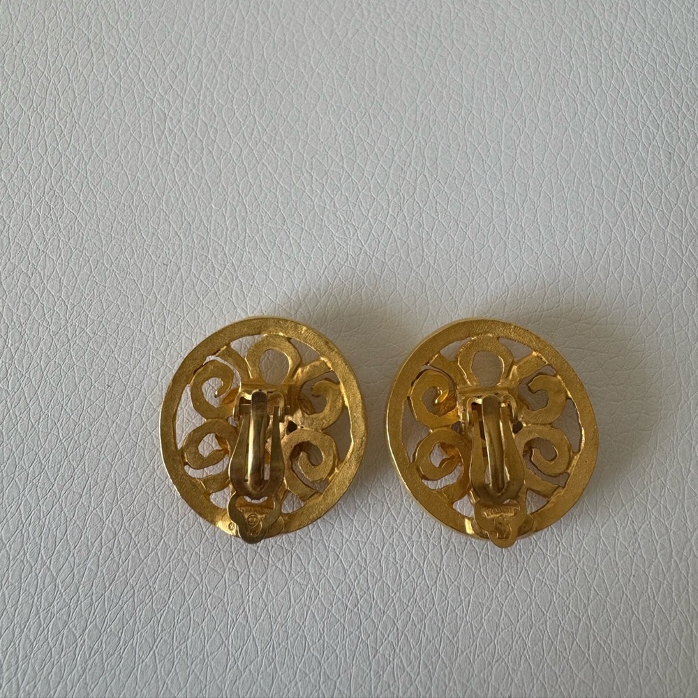 CHANEL RARE 24K Gold plated CC Earrings in Excellent Condition - Picture 3 of 6